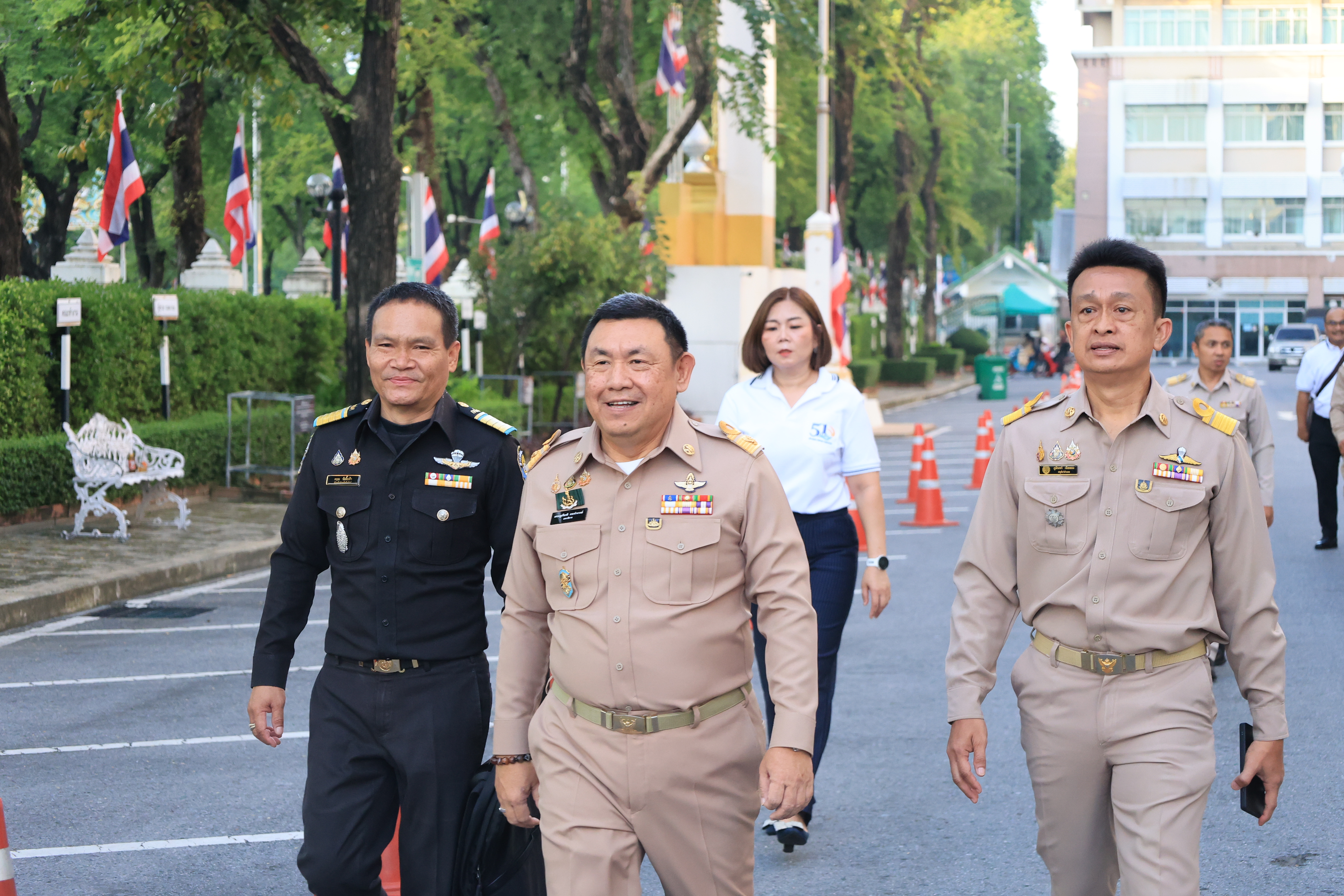 title - เลขาธิการ ส.ป.ก. และผู้เกษียณอายุราชการ สักการะสิ่งศักดิ์สิทธิ์ประจำ กระทรวงเกษตรและสหกรณ์ และ สำนักงานการปฏิรูปที่ดินเพื่อเกษตรกรรม เนื่องในโอกาสเกษียณอายุราชการ